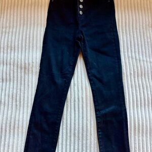 Abercrombie & Fitch Skinny High Rise Dark/Black Jeans.
Brand New Condition!